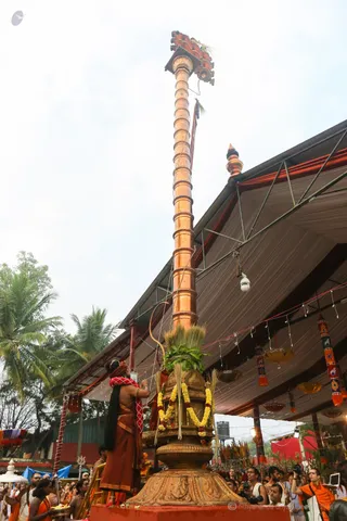 https://nithyananda.org/sites/default/files/photo-gallery/2016-12dec-14th-nithyananda-diary_Dwajarohanam%20%2825%20of%2037%29_bengaluru-aadheenam-sadashivoham-day14-dvajarohanam-temple-swamiji.jpg?1481763216