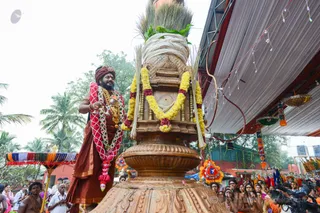 https://nithyananda.org/sites/default/files/photo-gallery/2016-12dec-14th-nithyananda-diary_Dwajarohanam%20%2832%20of%2037%29_bengaluru-aadheenam-sadashivoham-day14-dvajarohanam-temple-swamiji.jpg?1481763975