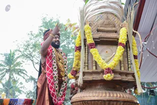 https://nithyananda.org/sites/default/files/photo-gallery/2016-12dec-14th-nithyananda-diary_Dwajarohanam%20%2833%20of%2037%29_bengaluru-aadheenam-sadashivoham-day14-dvajarohanam-temple-swamiji.jpg?1481763975