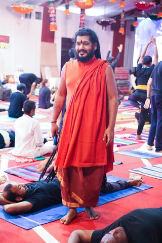 https://nithyananda.org/sites/default/files/photo-gallery/2016-12dec-14th-nithyananda-diary_Yoga%20Session%20%2821%20of%2027%29_bengaluru-aadheenam-sadashivoham-day14-nithya-yoga-withswamiji-swamiji.jpg?1481764822