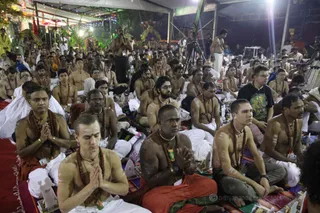 http://nithyananda.org/sites/default/files/photo-gallery/2016-12dec-15th-nithyananda-diary_IMG_7160_bengaluru-aadheenam-sadashivoham-day15-navadurga-homa-crowd.jpg