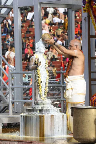 http://nithyananda.org/sites/default/files/photo-gallery/2016-12dec-16th-nithyananda-diary_G28A7804_bengaluru-aadheenam-sadashivoham-day16-rudrabhishekam.jpg