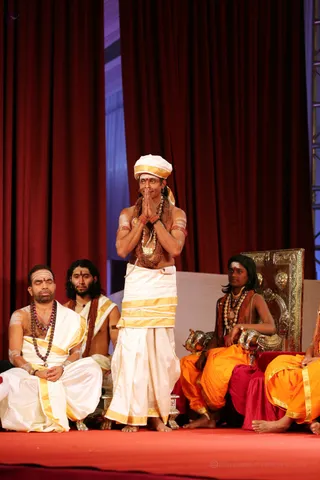 Mahant Rishi Advait introduced the Shaktis of Sadashiva and begins the demonstrations with Third Eye readings.