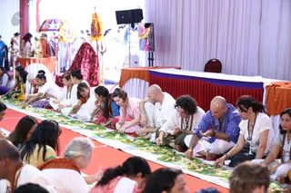 http://nithyananda.org/sites/default/files/photo-gallery/2016-12dec-21st-nithyananda-diary_4H7A6399_bengaluru-aadheenam-sadashivoham-day21-21temple-naivedyams-participants.jpg
