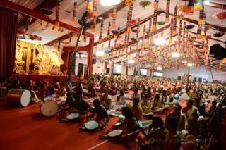 http://nithyananda.org/sites/default/files/photo-gallery/2016-12dec-21st-nithyananda-diary_DSC_2310_bengaluru-aadheenam-sadashivoham-day21-glimpses-vips-panch-mahamandaleshwaras-crowd.jpg