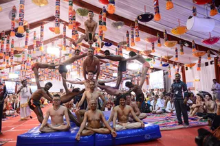 http://nithyananda.org/sites/default/files/photo-gallery/2016-12dec-21st-nithyananda-diary_DSC_2862_bengaluru-aadheenam-sadashivoham-day21-glimpses-vips-panch-mahamandaleshwaras-swamiji.jpg