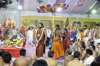 His Holiness arrives to bestow the mantra and perform the sacred initiation initiation into the state of Sadashiva. This can only be giving by an Avatar.