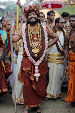 His Holiness makes His way, leading the procession to the Vaidya Sarovar where Pratyaksha Pada Puja and Rudra Abhishekam will be performed.