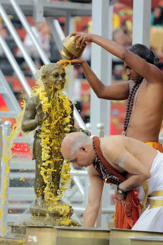 http://nithyananda.org/sites/default/files/photo-gallery/2016-12dec-3rd-nithyananda-diary_G28A0330_bengaluru-aadheenam-sadashivoham-day3-rudrabhishekam-swamiji.jpg
