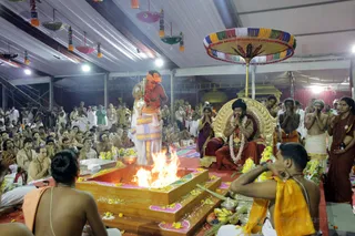 http://nithyananda.org/sites/default/files/photo-gallery/2016-12dec-5th-nithyananda-diary_G28A4263_bengaluru-aadheenam-sadashivoham-day5-temple-vishesha-gayatri-atma-linga-swamiji.jpg