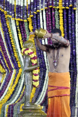 http://nithyananda.org/sites/default/files/photo-gallery/2016-12dec-6th-nithyananda-diary_G28A5070_bengaluru-aadheenam-sadashivoham-day6-evening-rudrabhishekam-swamiji.jpg
