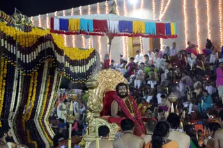 http://nithyananda.org/sites/default/files/photo-gallery/2016-12dec-6th-nithyananda-diary_G28A5093_bengaluru-aadheenam-sadashivoham-day6-evening-rudrabhishekam-swamiji.jpg