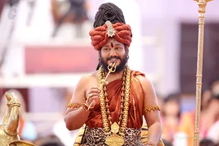 http://nithyananda.org/sites/default/files/photo-gallery/2016-12dec-7th-nithyananda-diary_4H7A5386_bengaluru-aadheenam-sadashivoham-day7-mandala-session-unclutching-swamiji.jpg