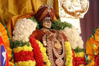 http://nithyananda.org/sites/default/files/photo-gallery/2016-12dec-7th-nithyananda-diary_4H7A5936_bengaluru-aadheenam-sadashivoham-day7-mandala-session-unclutching-deities.jpg