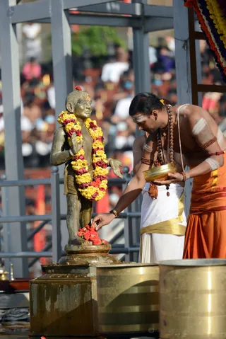 http://nithyananda.org/sites/default/files/photo-gallery/2016-12dec-7th-nithyananda-diary_DSC_2674_bengaluru-aadheenam-sadashivoham-day7-morning-rudra-abhishekam.jpg