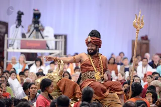 http://nithyananda.org/sites/default/files/photo-gallery/2016-12dec-7th-nithyananda-diary_DSC_3514_bengaluru-aadheenam-sadashivoham-day7-mandala-session2-unclutching.jpg