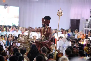 http://nithyananda.org/sites/default/files/photo-gallery/2016-12dec-8th-nithyananda-diary_4H7A6920_bengaluru-aadheenam-sadashivoham-day8-mandala-session-silent-unclutching-swamiji.jpg