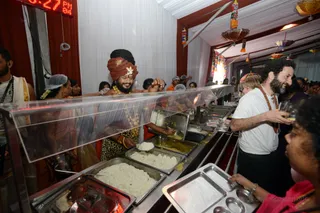 http://nithyananda.org/sites/default/files/photo-gallery/2016-12dec-8th-nithyananda-diary_DSC_3961_bengaluru-aadheenam-sadashivoham-day8-dining-hall-lunch-swamiji.jpg