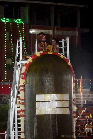 http://nithyananda.org/sites/default/files/photo-gallery/2016-12dec-8th-nithyananda-diary_DSC_4339_bengaluru-aadheenam-sadashivoham-day8-evening-rudrabhishekam-avatar-swamiji.jpg