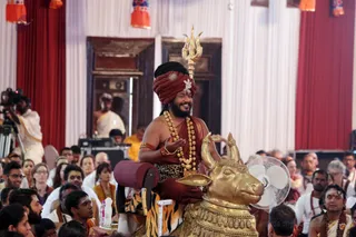 http://nithyananda.org/sites/default/files/photo-gallery/2016-12dec-8th-nithyananda-diary_G28A6730_bengaluru-aadheenam-sadashivoham-day8-mandala-session-silent-unclutching-swamiji.jpg