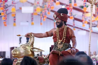 http://nithyananda.org/sites/default/files/photo-gallery/2016-12dec-8th-nithyananda-diary_IMGL0283_bengaluru-aadheenam-sadashivoham-day8-mandala-session-silent-unclutching-swamiji.jpg