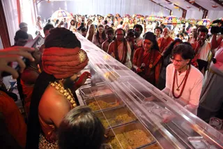 http://nithyananda.org/sites/default/files/photo-gallery/2016-12dec-8th-nithyananda-diary_IMGL0524_bengaluru-aadheenam-sadashivoham-day8-dining-hall-lunch-swamiji.jpg