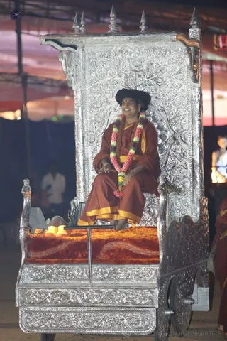 http://nithyananda.org/sites/default/files/photo-gallery/2016-1jan-2nd-nithyananda-diary_5F0A0149_bidadi-jayanthi-brahmotsavam-procession-swamiji.JPG