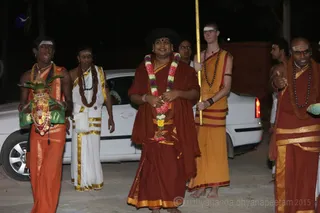 http://nithyananda.org/sites/default/files/photo-gallery/2016-1jan-2nd-nithyananda-diary_5F0A9907_bidadi-jayanthi-brahmotsavam-pada-yatra-arrival-temple-swamiji.jpg