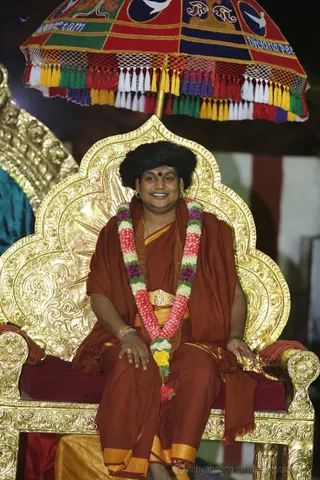 http://nithyananda.org/sites/default/files/photo-gallery/2016-1jan-2nd-nithyananda-diary_5F0A9927_bidadi-jayanthi-brahmotsavam-pada-yatra-arrival-temple-swamiji.jpg
