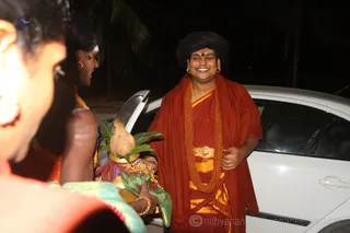 His Holiness arrives to welcome the Pada Yatra participants at the Temple.