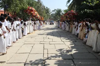 http://nithyananda.org/sites/default/files/photo-gallery/2016-1jan-3rd-nithyananda-diary_IMG_9402_bidadi-jayanthi-avatar-day-temple-procession-crowd.JPG
