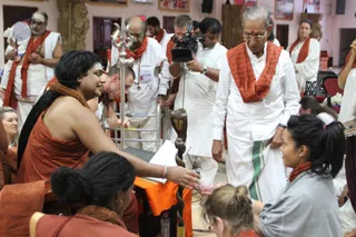 Delegates receive the Atma Lingams and Bhasma bags