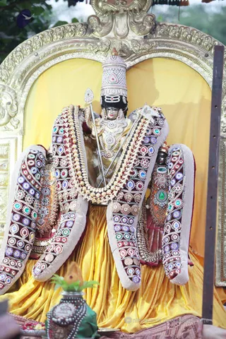 http://nithyananda.org/sites/default/files/photo-gallery/2016-3mar-23rd-nithyananda-diary_IMG_5258_bengaluru-aadheenam-holi-festival-deities.JPG