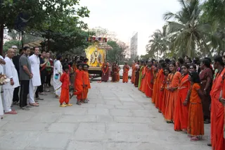 http://nithyananda.org/sites/default/files/photo-gallery/2016-3mar-23rd-nithyananda-diary_IMG_5305_bengaluru-aadheenam-holi-festival-procession-swamiji.JPG