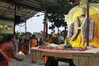 http://nithyananda.org/sites/default/files/photo-gallery/2016-3mar-23rd-nithyananda-diary_IMG_5312_bengaluru-aadheenam-holi-festival-deities.JPG