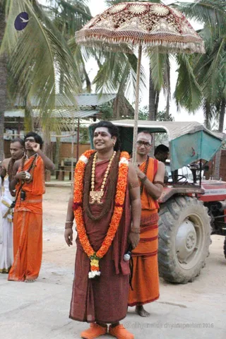 http://nithyananda.org/sites/default/files/photo-gallery/2016-3mar-23rd-nithyananda-diary_IMG_5319_bengaluru-aadheenam-holi-festival-procession--swamiji.jpg