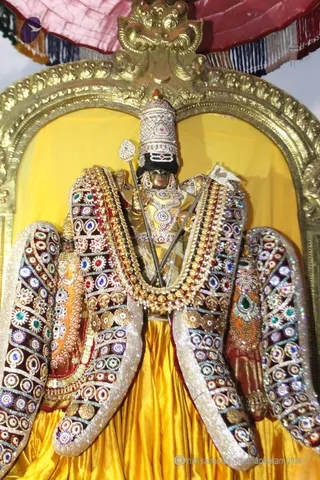 http://nithyananda.org/sites/default/files/photo-gallery/2016-3mar-23rd-nithyananda-diary_IMG_5328_bengaluru-aadheenam-holi-festival-deities.JPG