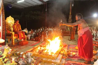 http://nithyananda.org/sites/default/files/photo-gallery/2016-4apr-1st-nithyananda-diary_IMG_6609-bengaluru-aadheenam-IA-day18-sri-vidya-homa-swamiji.jpg