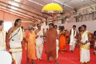 His Holiness visits with Mahamandaleshwar Abhedananda Ji