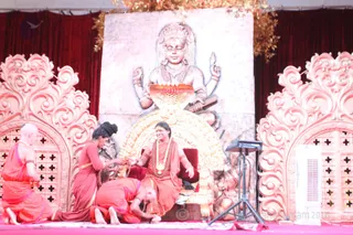 His Holiness passes out special rudraksha malas for all the new Krama Brahmacharya initiates