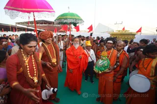 His Holiness arrives to the Temple inauguration with Mahant Narendra Giri, honored guest at the inauguration
