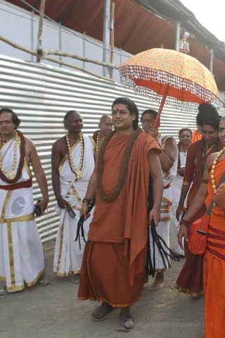 His Holiness visits departments around the Camp