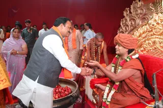 Bhupendra Singh Ji, State Minister, receives the blessings of His Holiness and addresses the devotees.