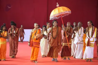His Holiness arrives for Kalpataru Darshan - the crowd cannot contain their excitement!