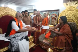 http://nithyananda.org/sites/default/files/photo-gallery/2016-4apr-27th-nithyananda-diary_IMG_4765_ujjain-aadheenam-kumbh-mela-vip-visit-muraribaba-swamiji.jpg