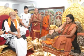 http://nithyananda.org/sites/default/files/photo-gallery/2016-4apr-27th-nithyananda-diary_IMG_4796_ujjain-aadheenam-kumbh-mela-vip-visit-muraribaba-swamiji.jpg