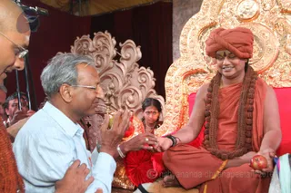 http://nithyananda.org/sites/default/files/photo-gallery/2016-4apr-30th-nithyananda-diary_IMG_6036_ujjain-aadheenam-kumbh-mela-kalpataru-darshan-swamiji_0.jpg
