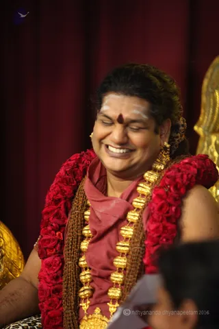 http://nithyananda.org/sites/default/files/photo-gallery/2016-4apr-4th-nithyananda-diary_IMG_7977_bengaluru-aadheenam-IA-day21-energy-darshan-swamiji.jpg