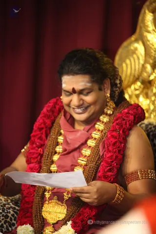 http://nithyananda.org/sites/default/files/photo-gallery/2016-4apr-4th-nithyananda-diary_IMG_7978_bengaluru-aadheenam-IA-day21-energy-darshan-swamiji.jpg
