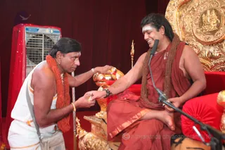 http://nithyananda.org/sites/default/files/photo-gallery/2016-5may-21st-nithyananda-diary_IMG_0651_ujjain-aadheenam-kumbh-mela-srimahant-mahant-pattabhishekam-swamiji.jpg